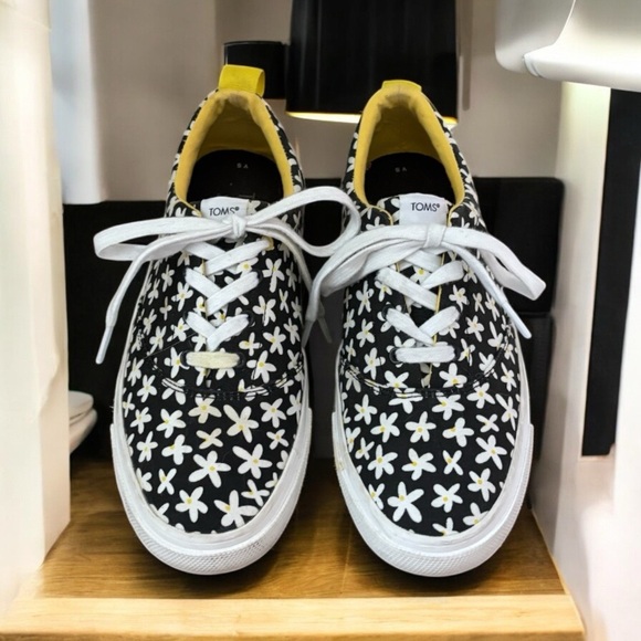TOMS Fenix Girls Sneakers Size 5 / Womens 7 Black White Gold Floral Lace-Up Shoe - Picture 1 of 6